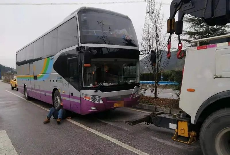 大客车高速路上突发故障,乘客为救援的交警竖起大拇指 丨 一线微观