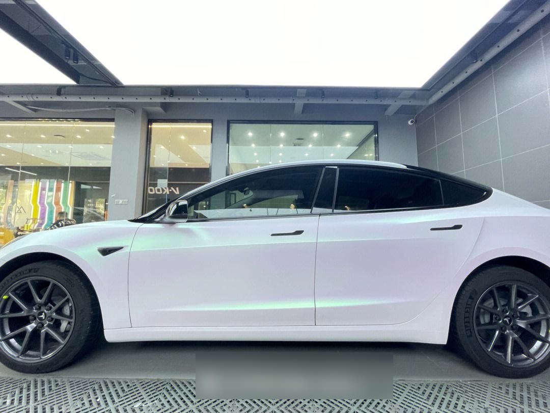 以下是对它们的首先,谈到珍珠白与象牙白,这两种汽车白色车漆的特色