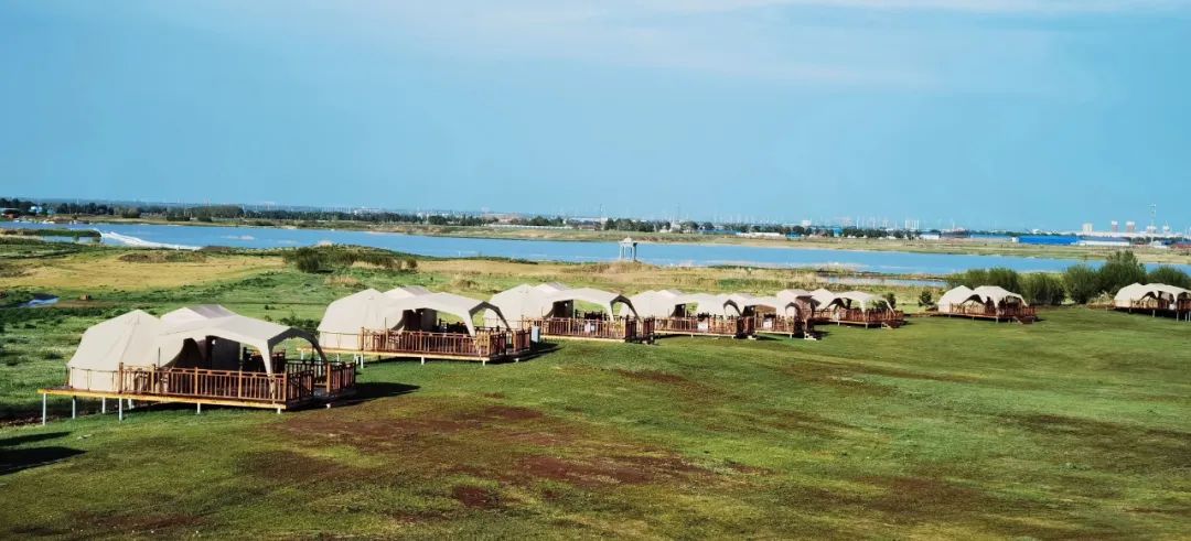 张北天保那苏图景区途野露营地坐落在河北省张家口市张北县,距首都