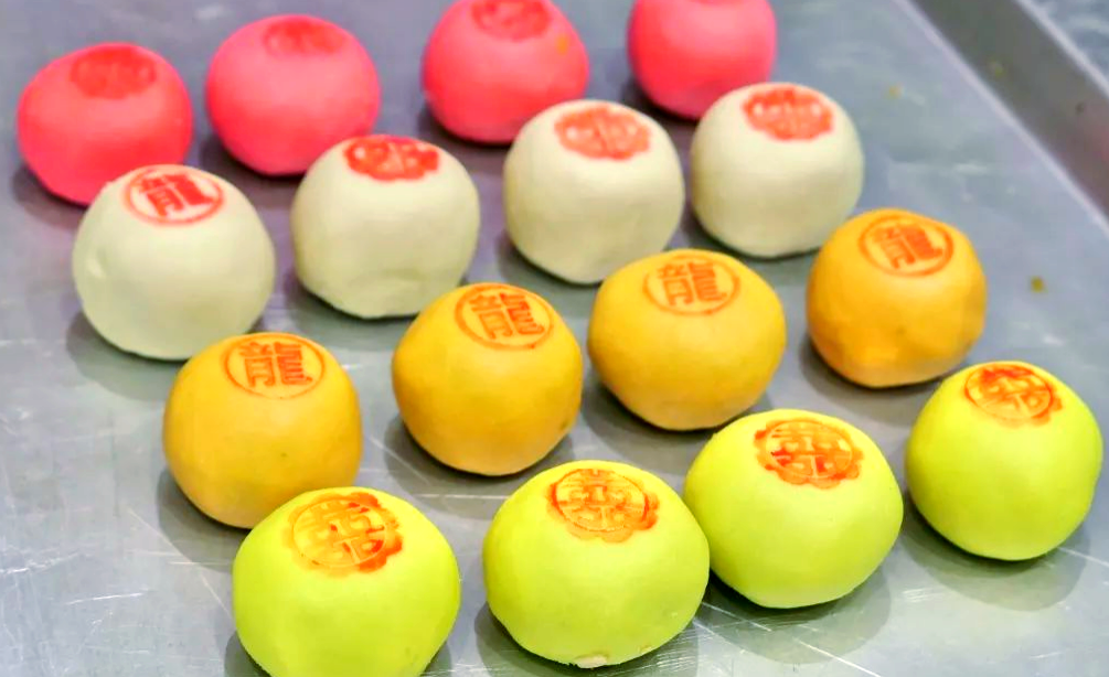 在广东地区,喜饼又被称作嫁女饼,它不仅是婚礼前