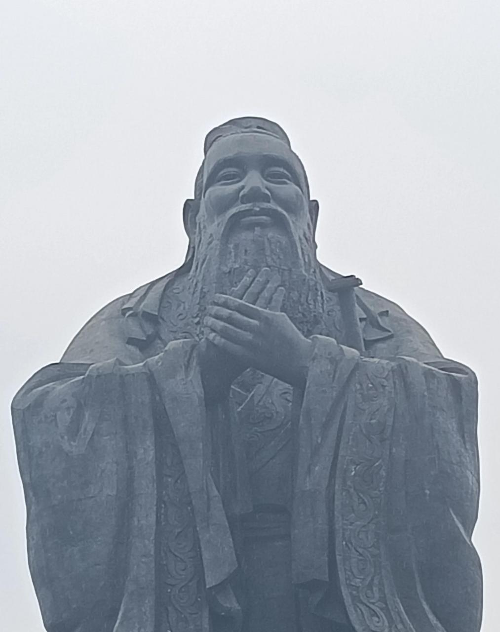 四川省内江隆昌市古宇湖边的"孔子广场"上,有一尊孔子立像,孔子立像总