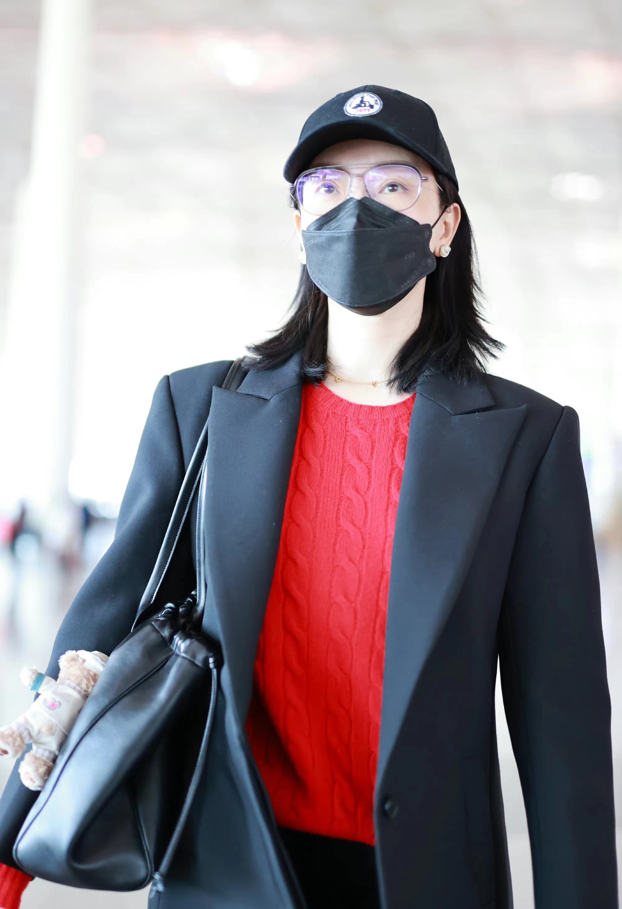 陈数现身机场,红色毛衣搭配黑色大衣,精致时髦又显气质!