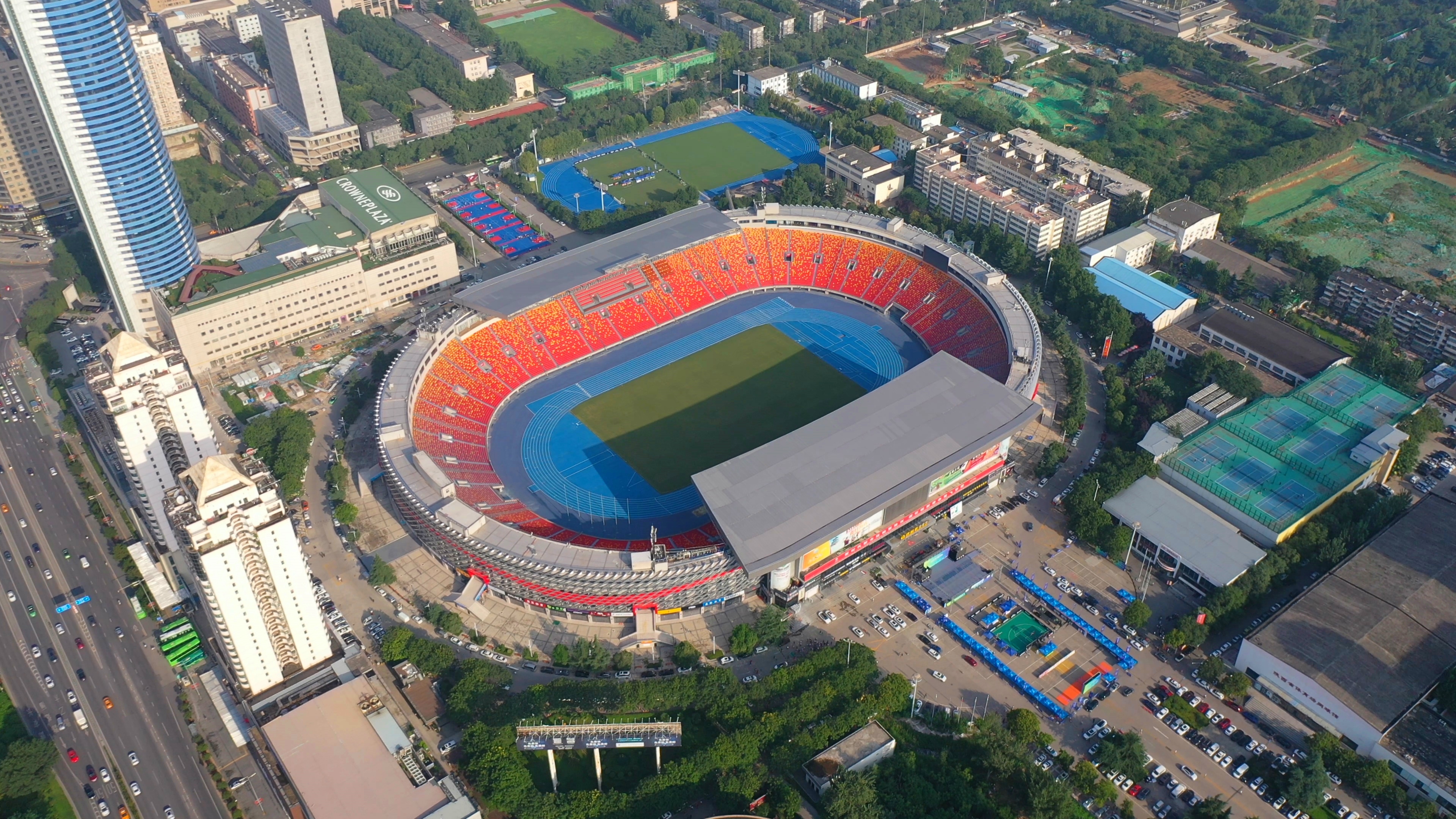 中国男足主场"圣朱雀"翻新改造完工静候十四运