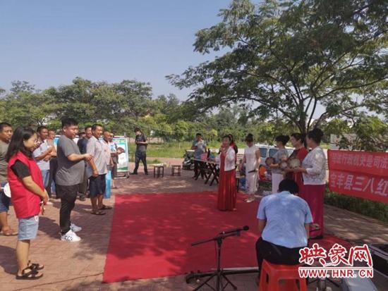 宝丰县石桥镇:乡村法治小广场普法宣传大舞台
