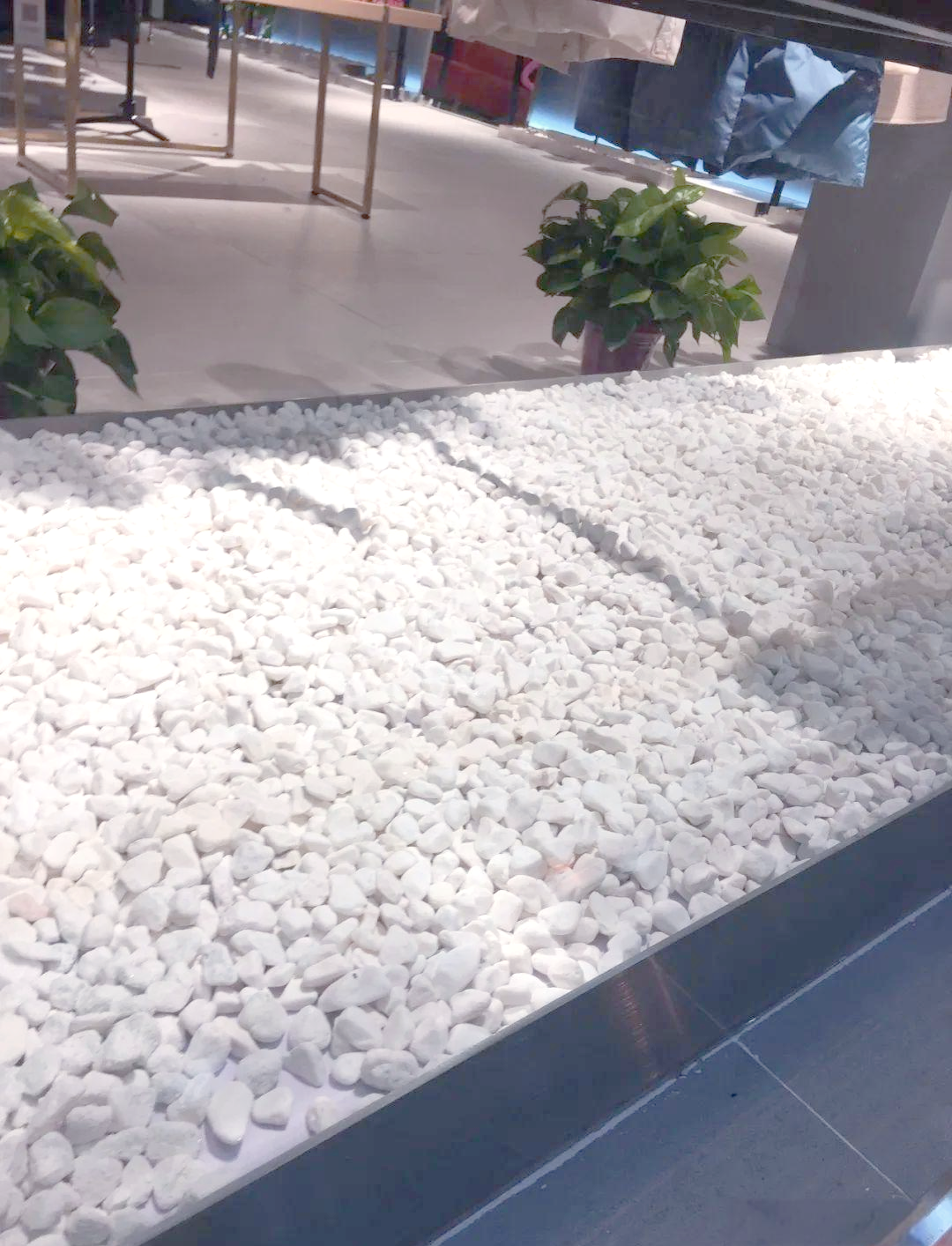 白色砾石:室内外装饰的理想选择