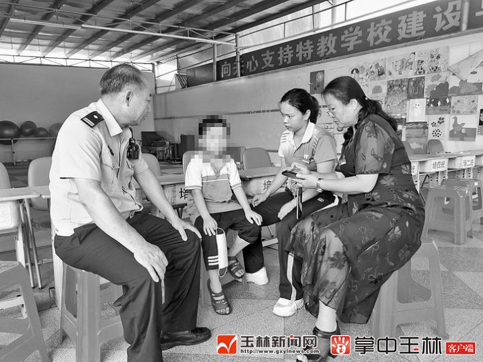 聋哑男孩路边溜达 民警朋友圈为其找到家人