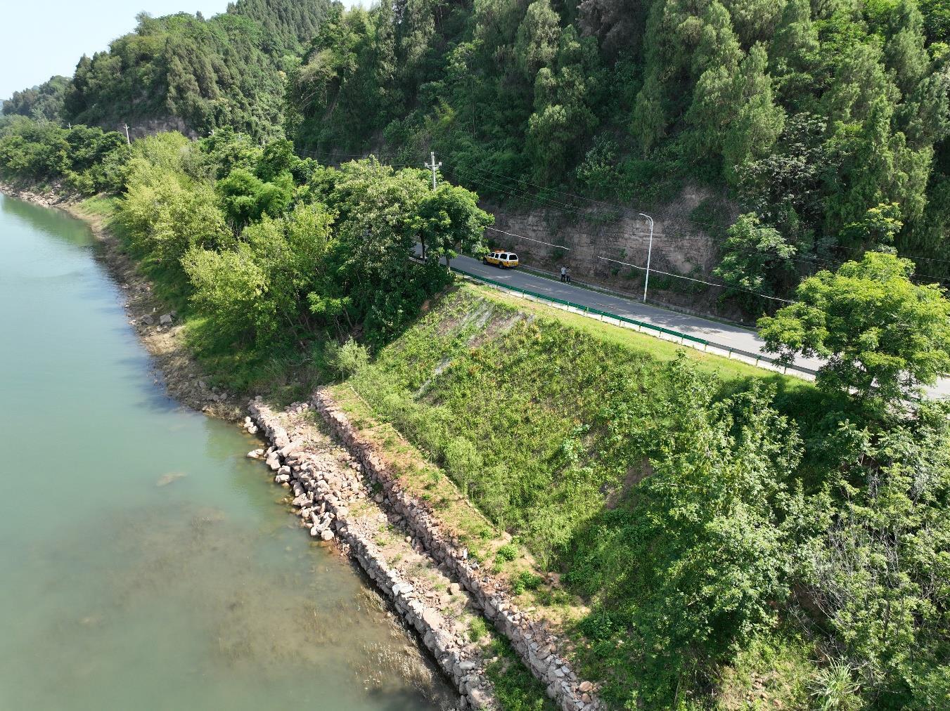 图一：宜昌城区公路部门采用抛填加固方式稳定S254K12段路基边坡.png