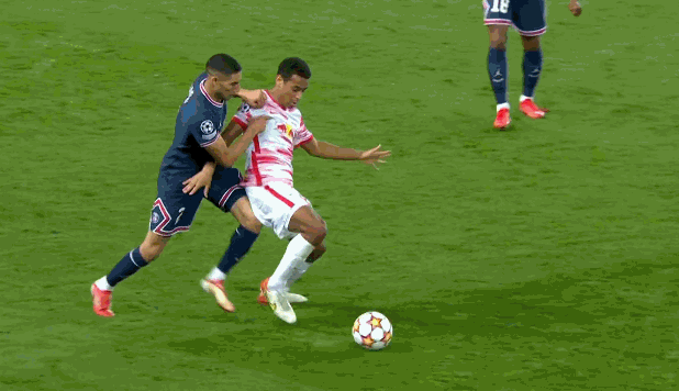 梅西的勺子点球让王子公园瞬间沸腾,也让大巴黎上下看到了金球奖的