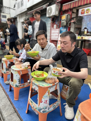 网友偶遇雷军武汉街头过早：蹲小板凳嗦热干面 被夸帅气还聊到世界杯