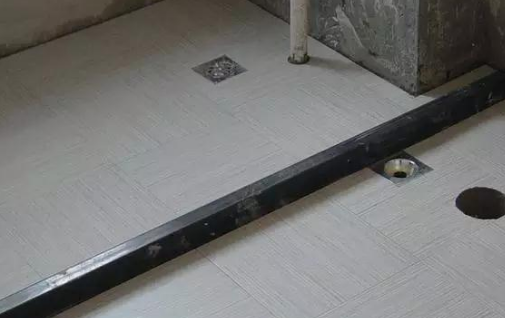 淋浴房挡水条怎么装?是预埋好还是放上面好?