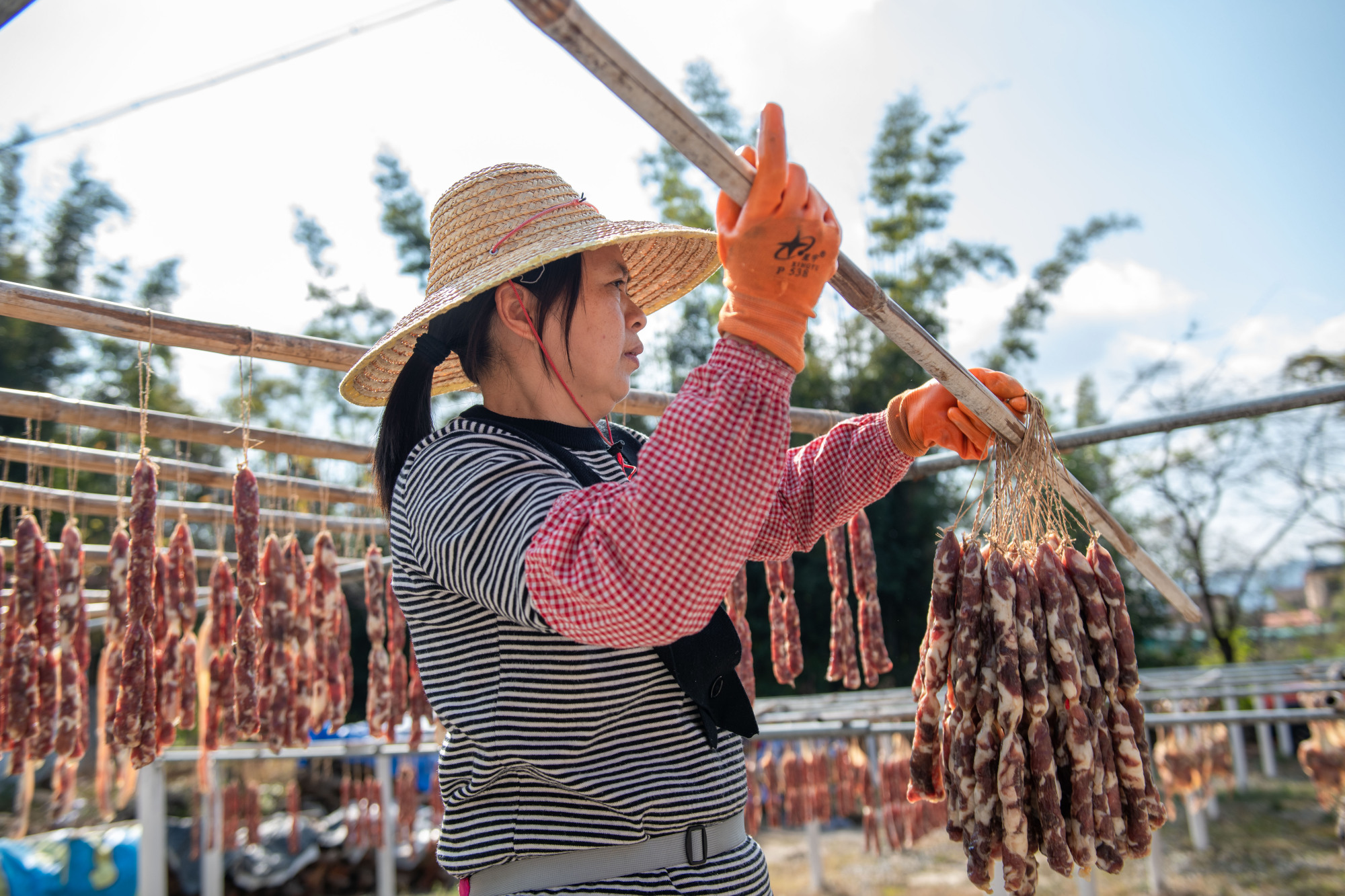 24小时直播揭秘广州从化吕田传统腊味晒制全过程