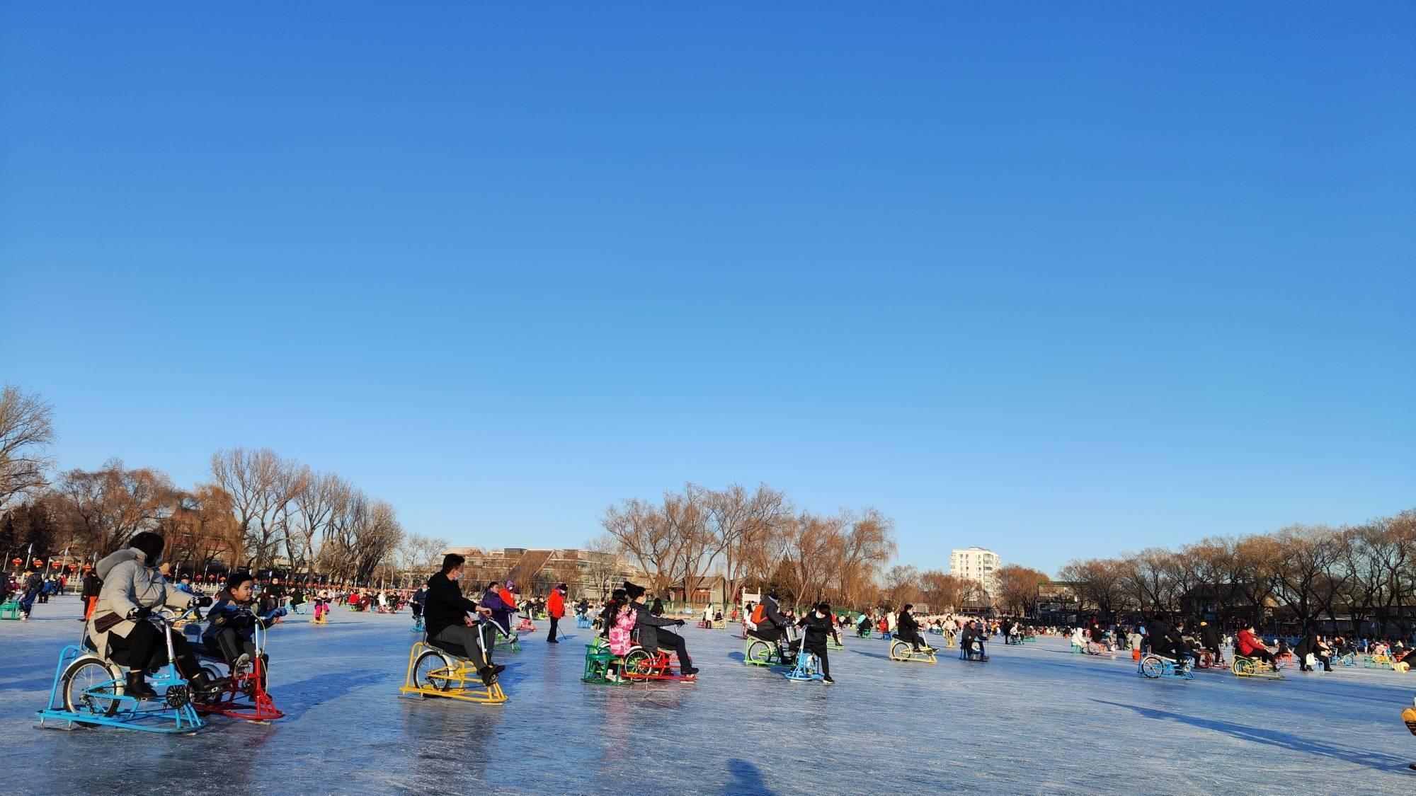 春节假期点燃冰雪运动 北京什刹海冰场人气火热