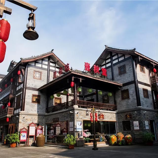 人间四月天,总要去一趟荣昌的古镇吧,逛逛老街,手工制陶,享受美食