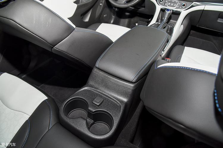 例如,本田xrv的扶手箱通过轻触上方按钮即可打开.