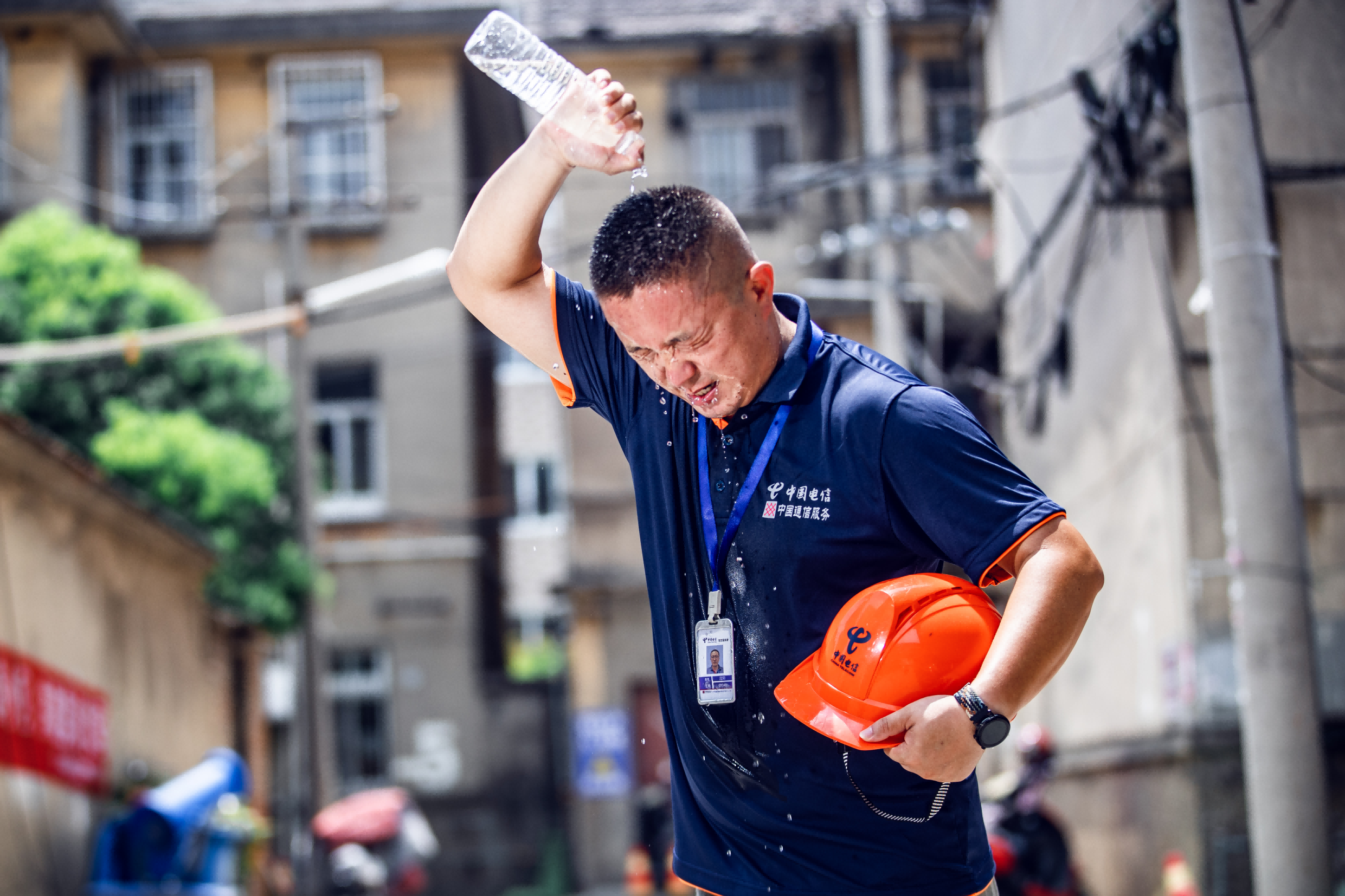 电信人坚守一线不服"暑" 挥洒汗水,交付"满格"!