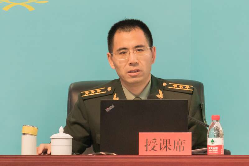 带着养父读书,工作,这位上校的故事令人动容