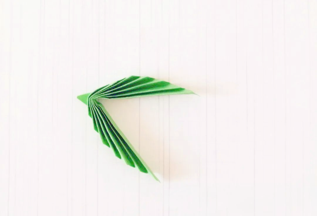 用彩色卡纸制作可爱的叶子,简单易学,美观实用