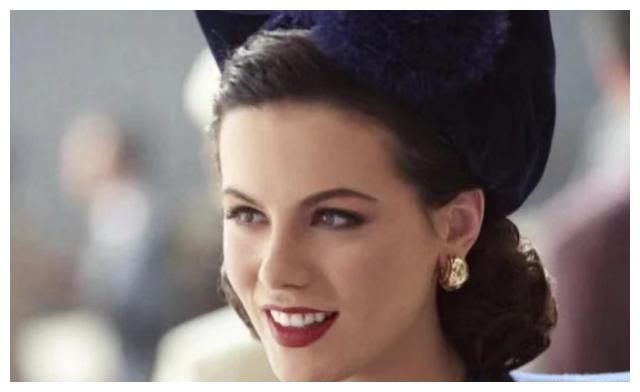 美国影片《飞行家》中采用松散堆积式叙事节奏有什么目的?