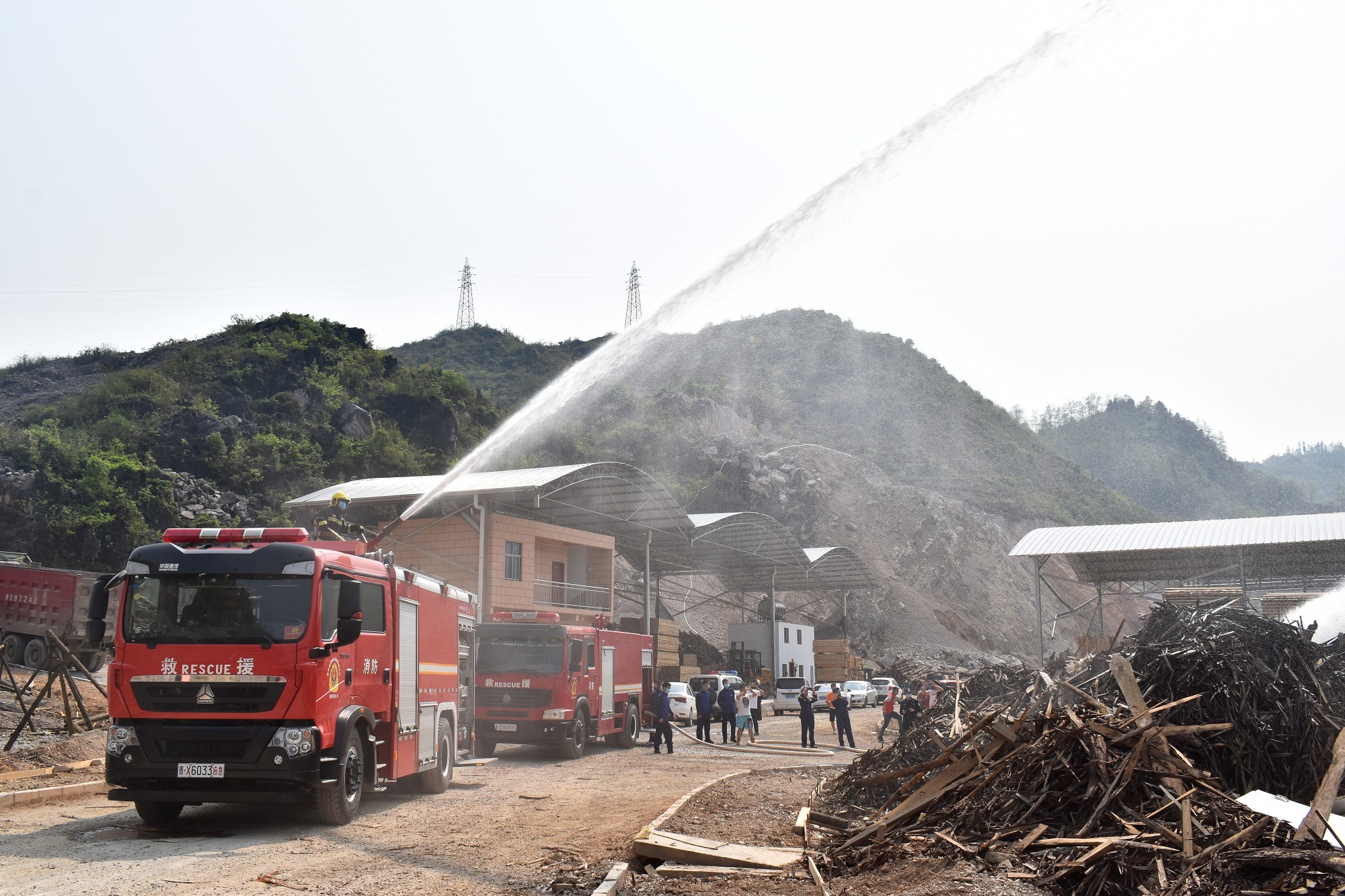 兴义市敬南镇30余家木材园区企业管理人员集中参加消防培训演练