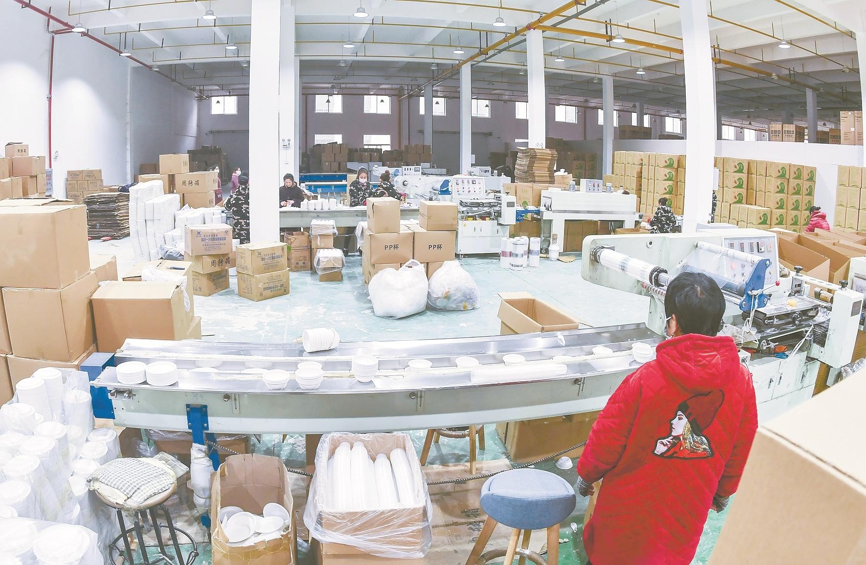 一次性餐具厂卫生状况堪忧,本报曝光当天即引起重视,市区两级监管部门