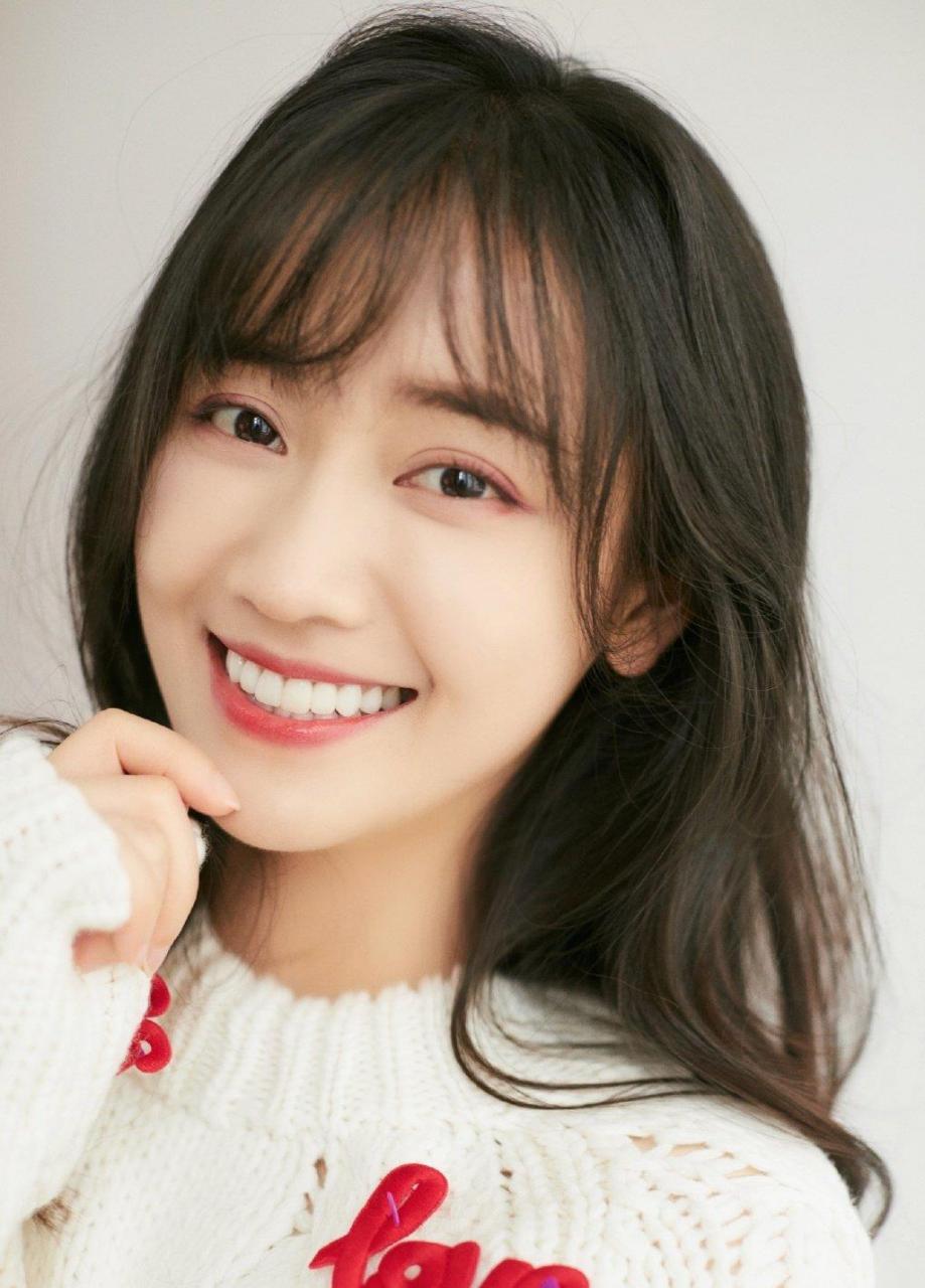 郑湫泓甜美头像照片