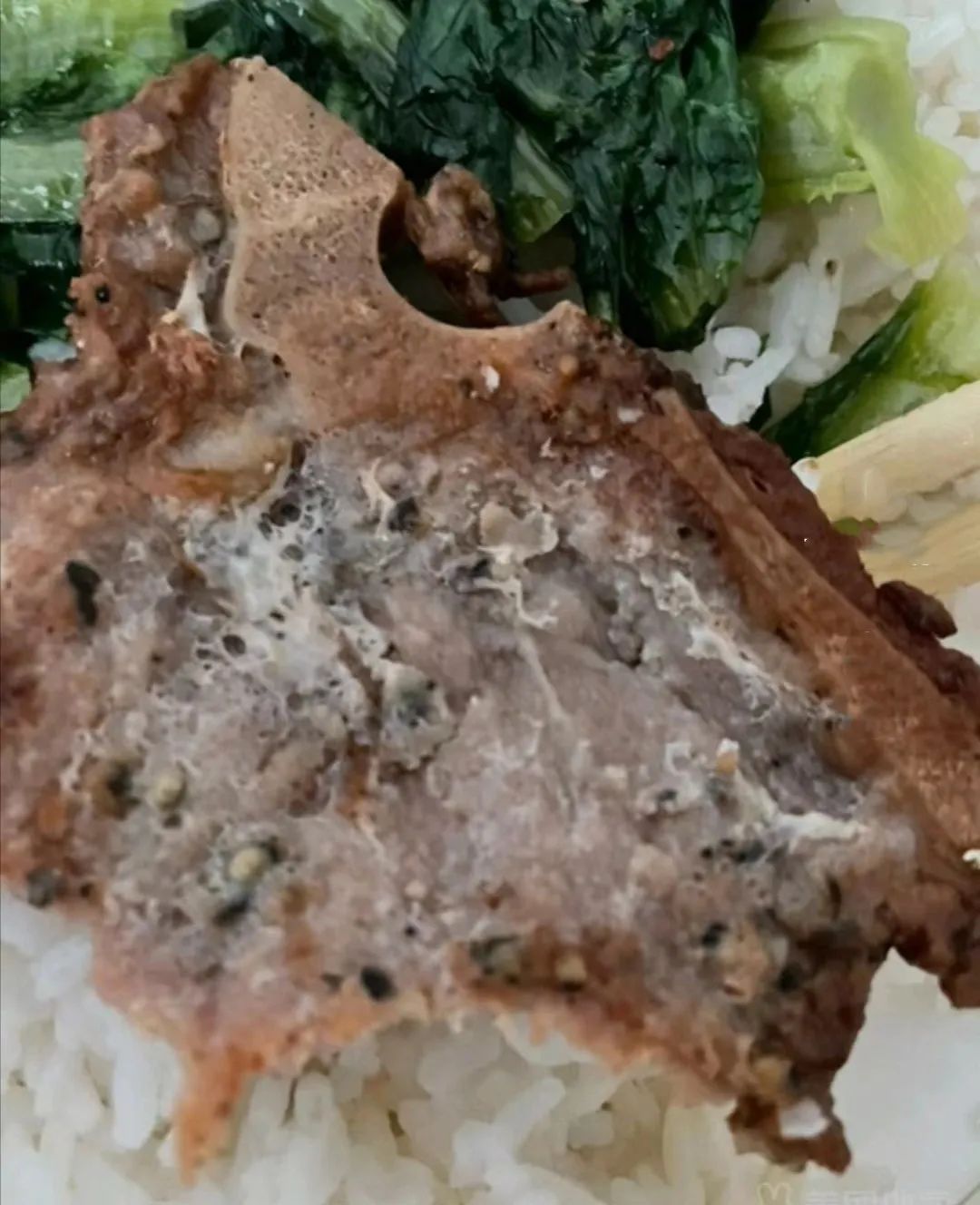 太恶心了!点猪扒饭外卖,吃到"发霉肉"