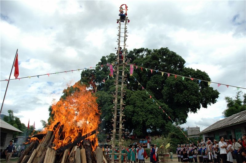 跟着非遗游怒江丨傈僳族刀杆节,勇者"上刀山,下火海"
