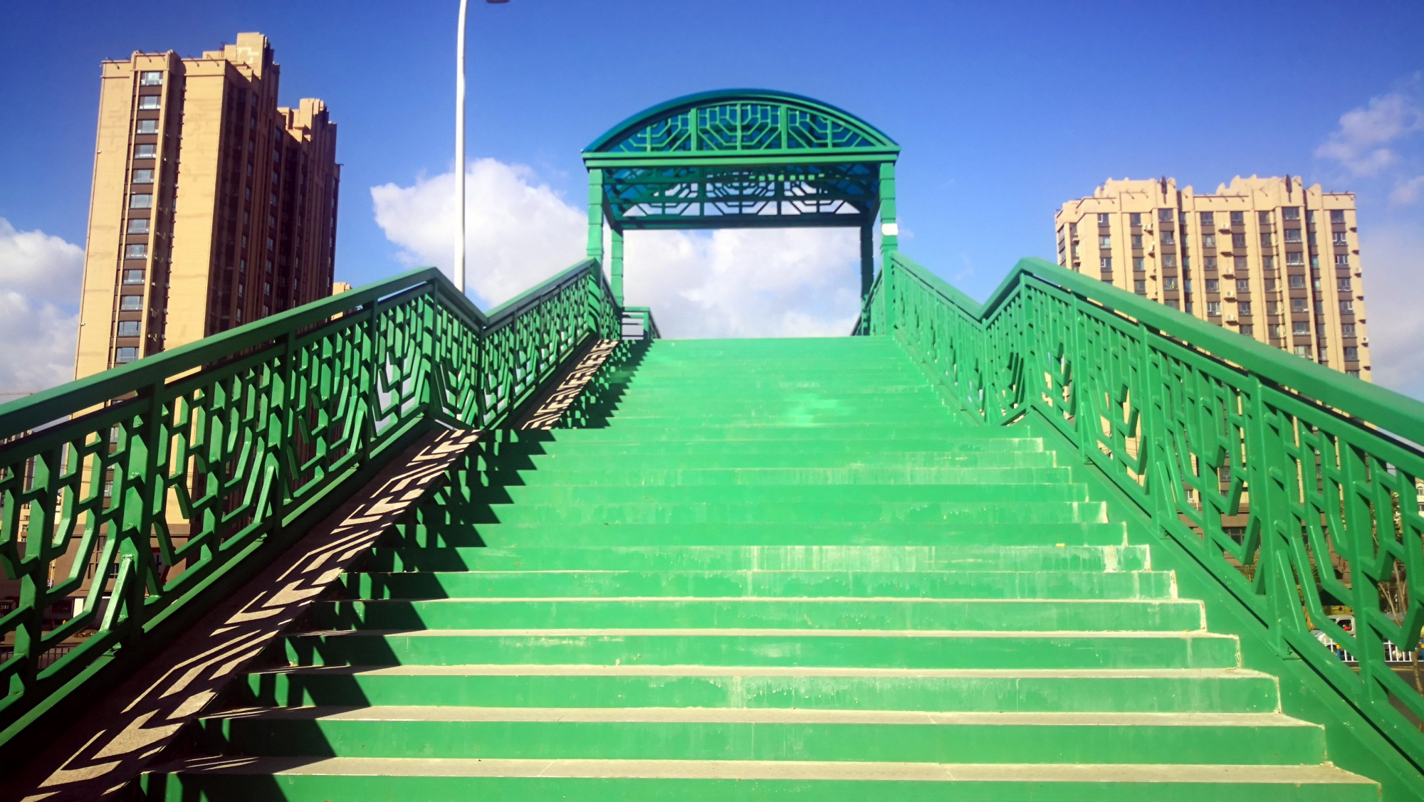 哈尔滨东直路大跨度过街天桥投用