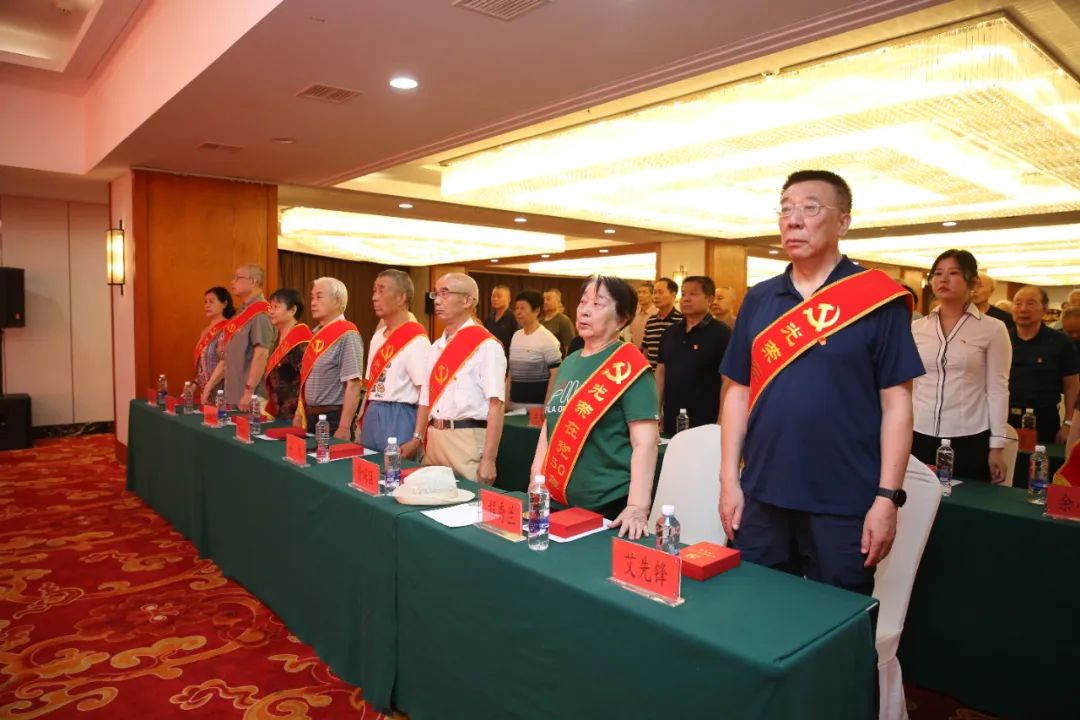 西安市龙首村军干所举行"两优一先"表彰大会暨"光荣在党50年"纪念章