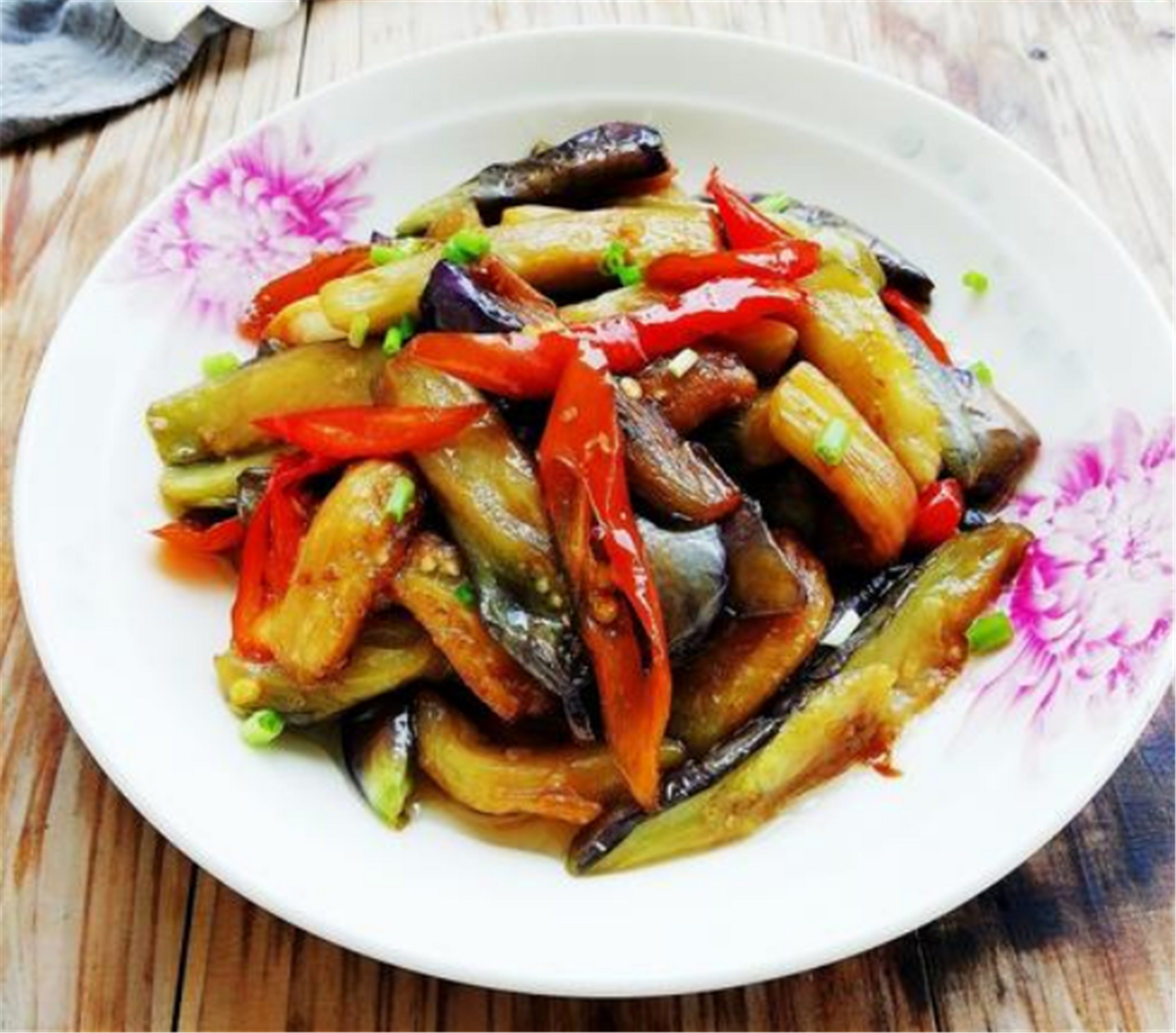 炒茄子时,多加入一勺淀粉,茄子不吸油味更浓,清香好吃!