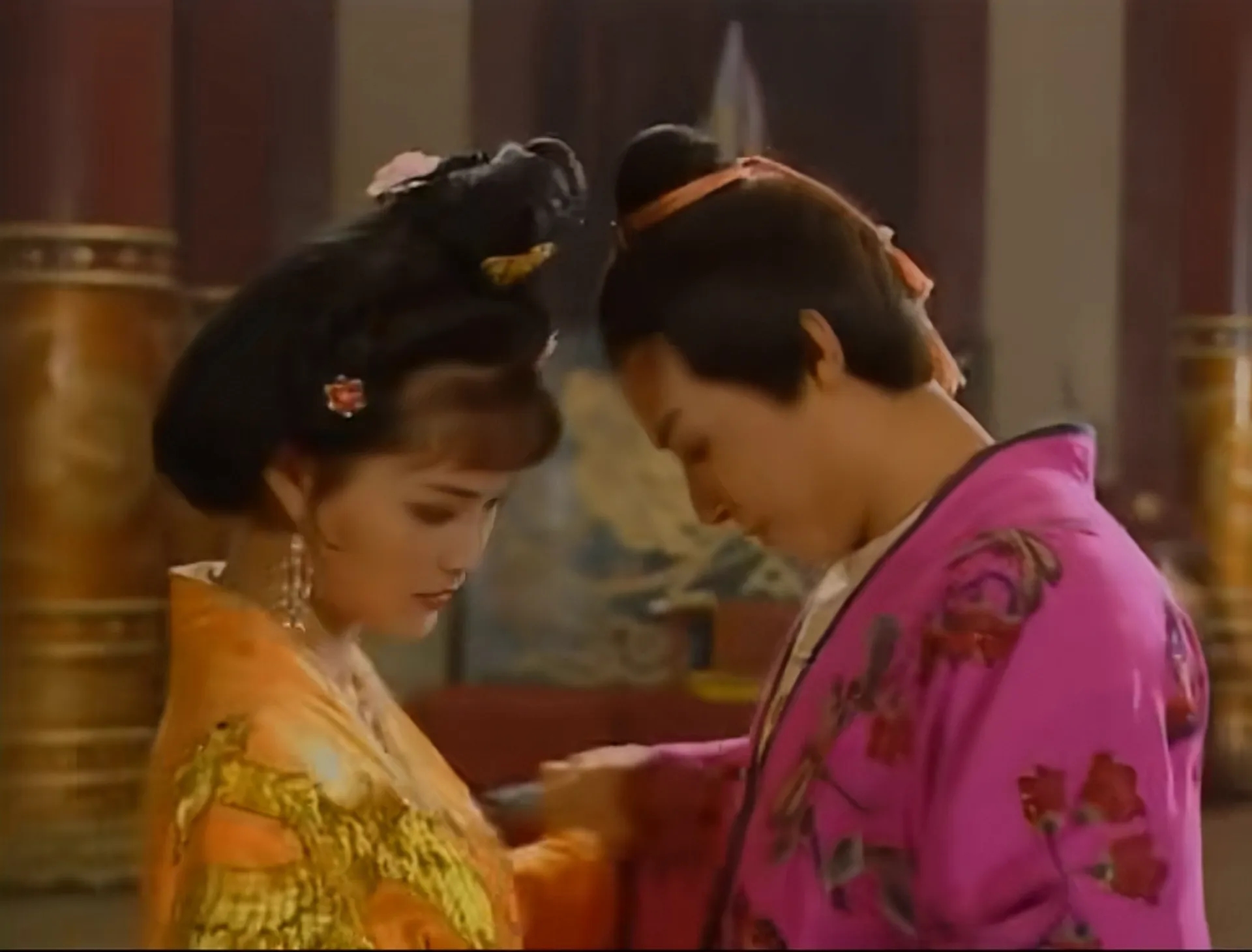 上官婉儿看了张昌宗一眼,突然一把利刃直射,她额头鲜血直流