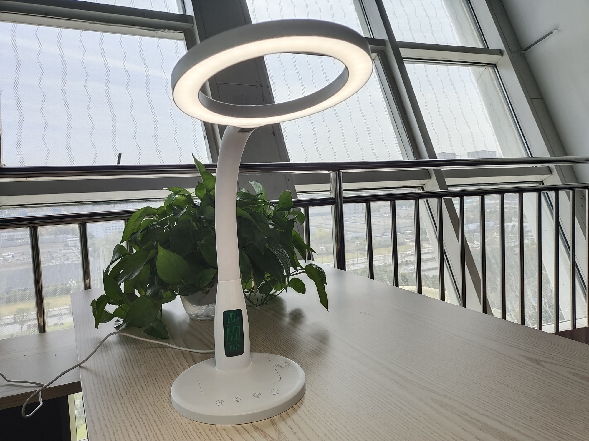 智能护眼灯开箱实测!含光谱图和语音控光操作示范