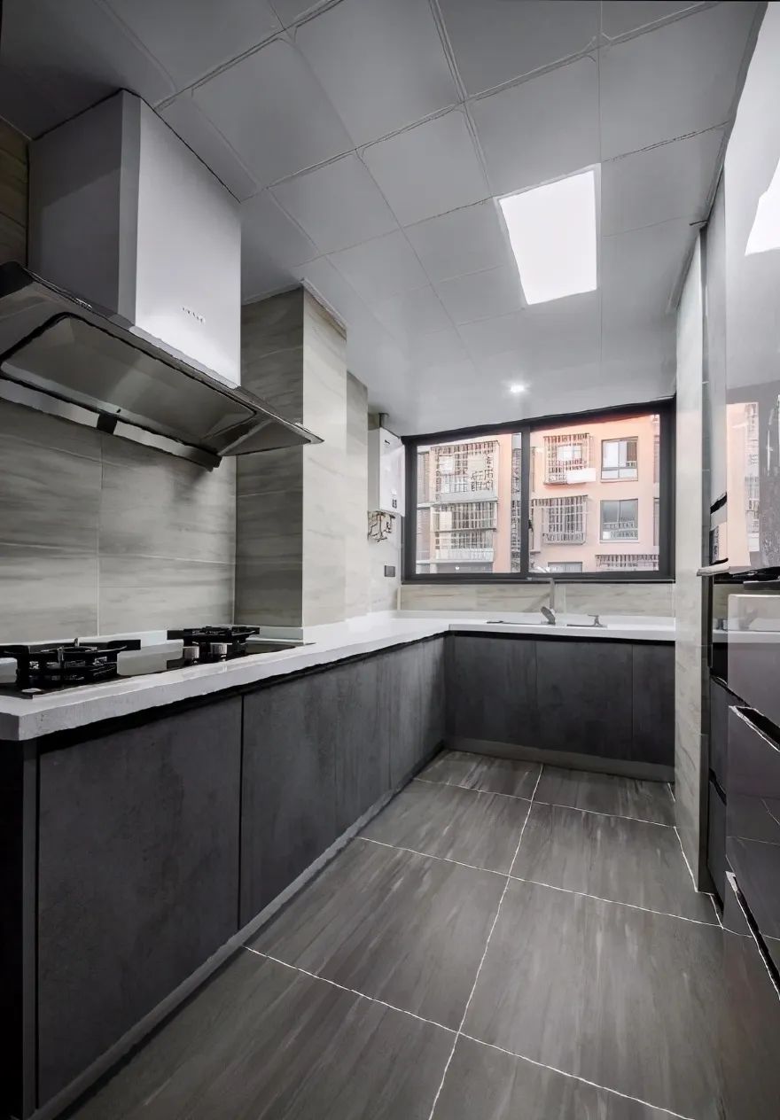 厨房是l型规划设计,灰色的色调干净利落,日常清洁整理也非常方便.
