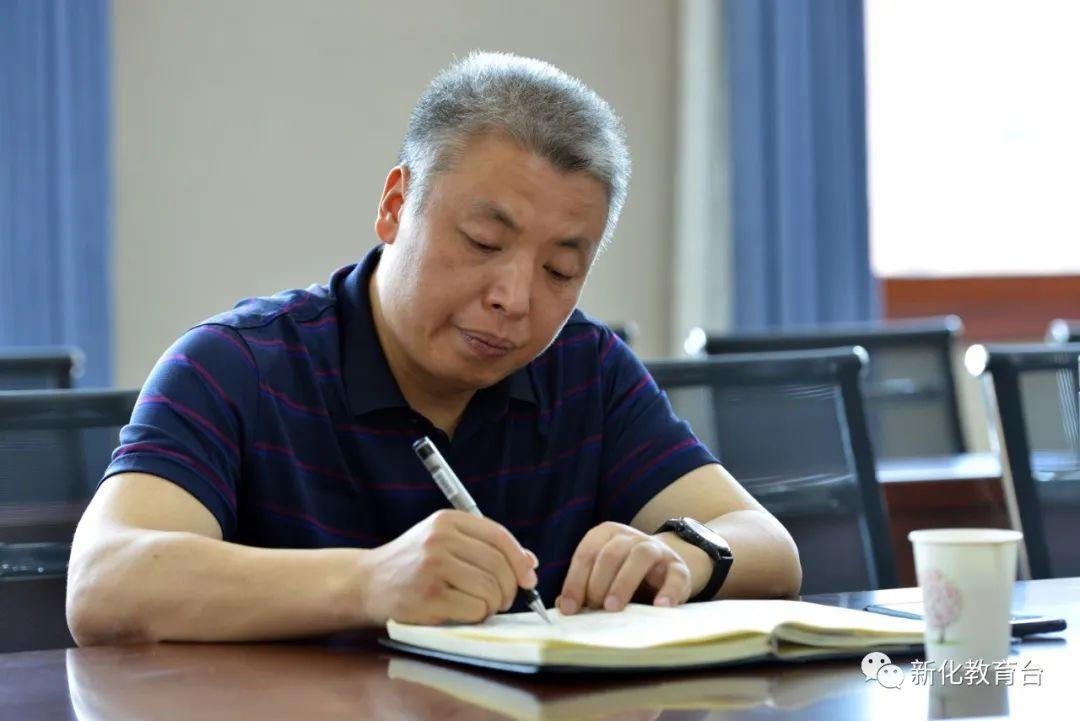 袁华新"五一"假期督查校园安全和疫苗接种等工作