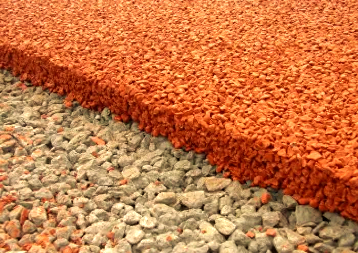 彩色生态透水混凝土地坪:一种防滑,不积水的院子地面材料,耐用且美观