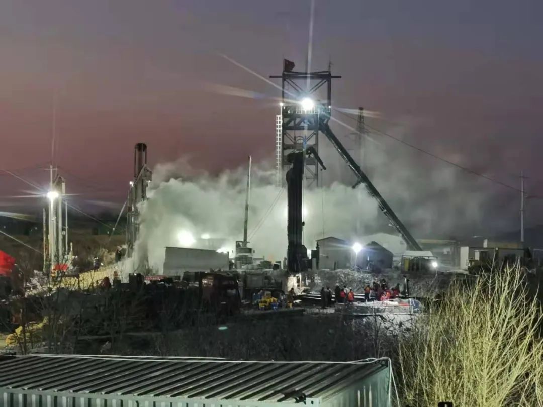 揪心!山东爆炸金矿一被困矿工昏迷