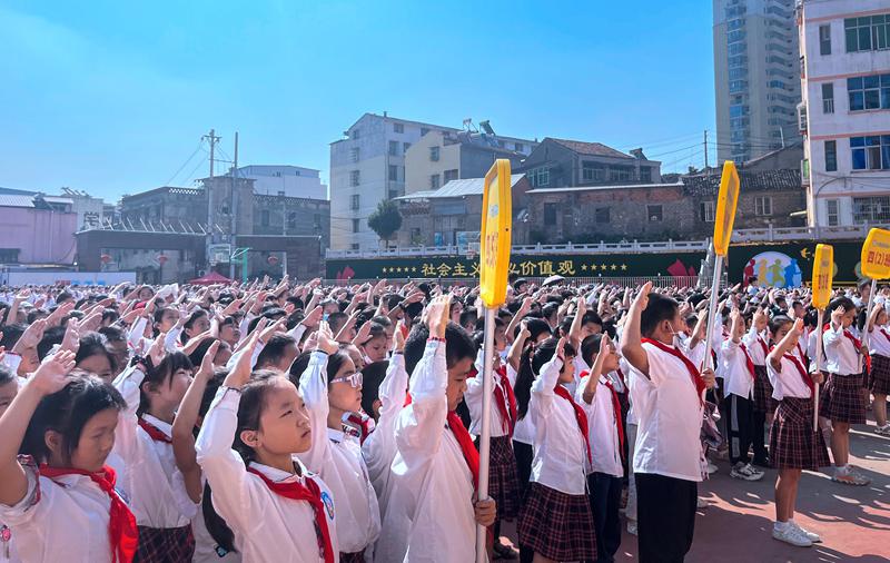 大悟县实验小学举行新学期升旗仪式