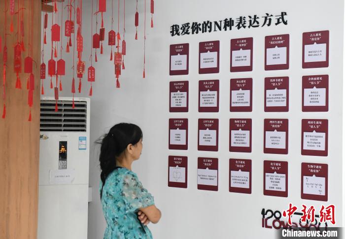 重庆:爱情博物馆吸引中老年市民回味甜蜜爱情