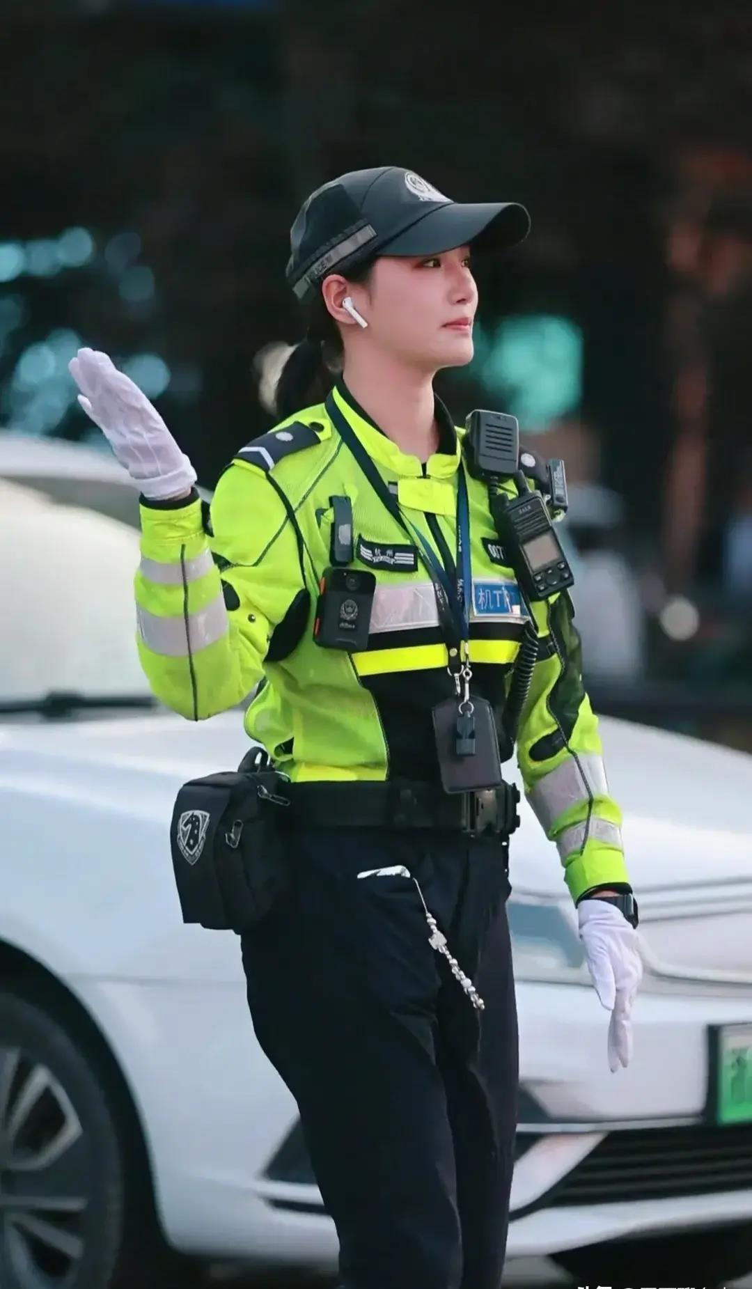 tptu女骑警袁雨佳:日常工作也能"爆红"?