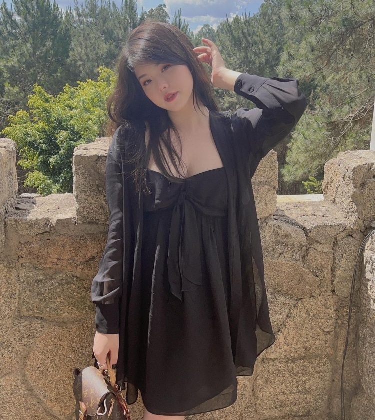 mayumi更新ins动态晒照:御姐范儿