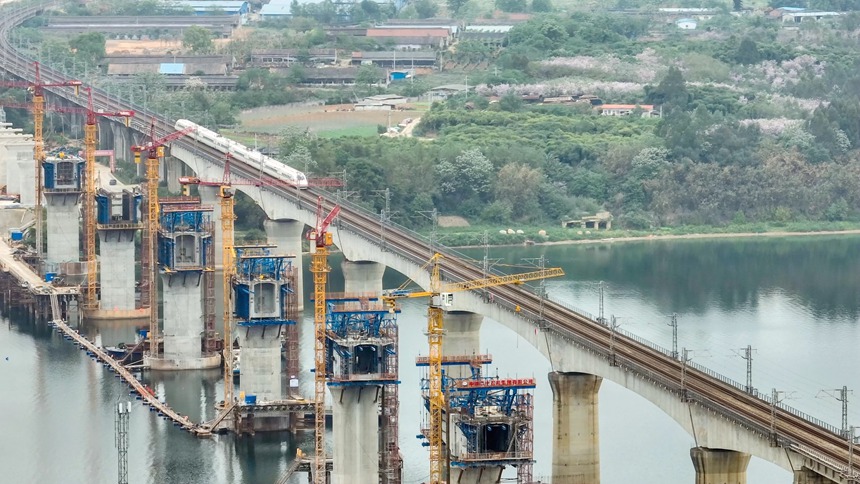广西柳州铁路枢纽圩东双线特大桥开始架梁