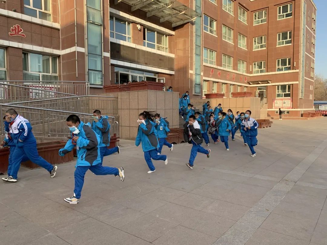 「一中一小教育集团」五家渠第一中学开展消防应急疏散演练