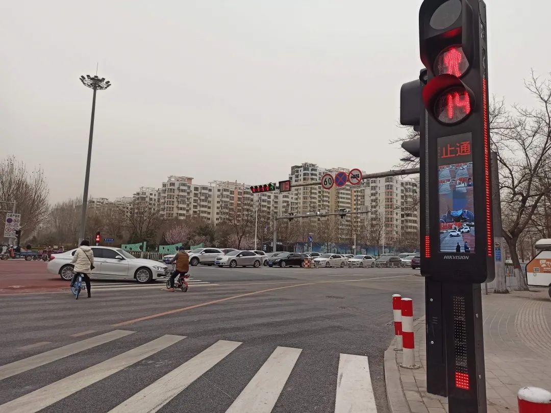 保定人上街要注意了!闯红灯直接曝光"大头贴"