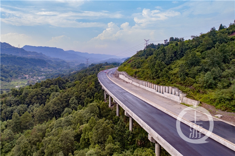 渝黔高速扩能建设项目主线预计年底通车