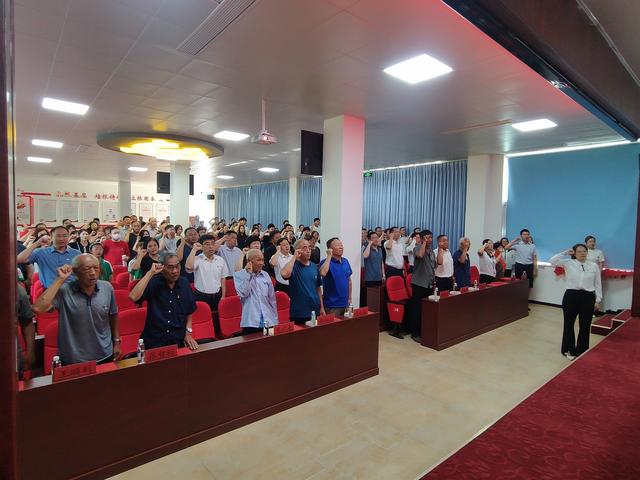 龙口市新嘉街道为光荣在党50年老党员颁发纪念章