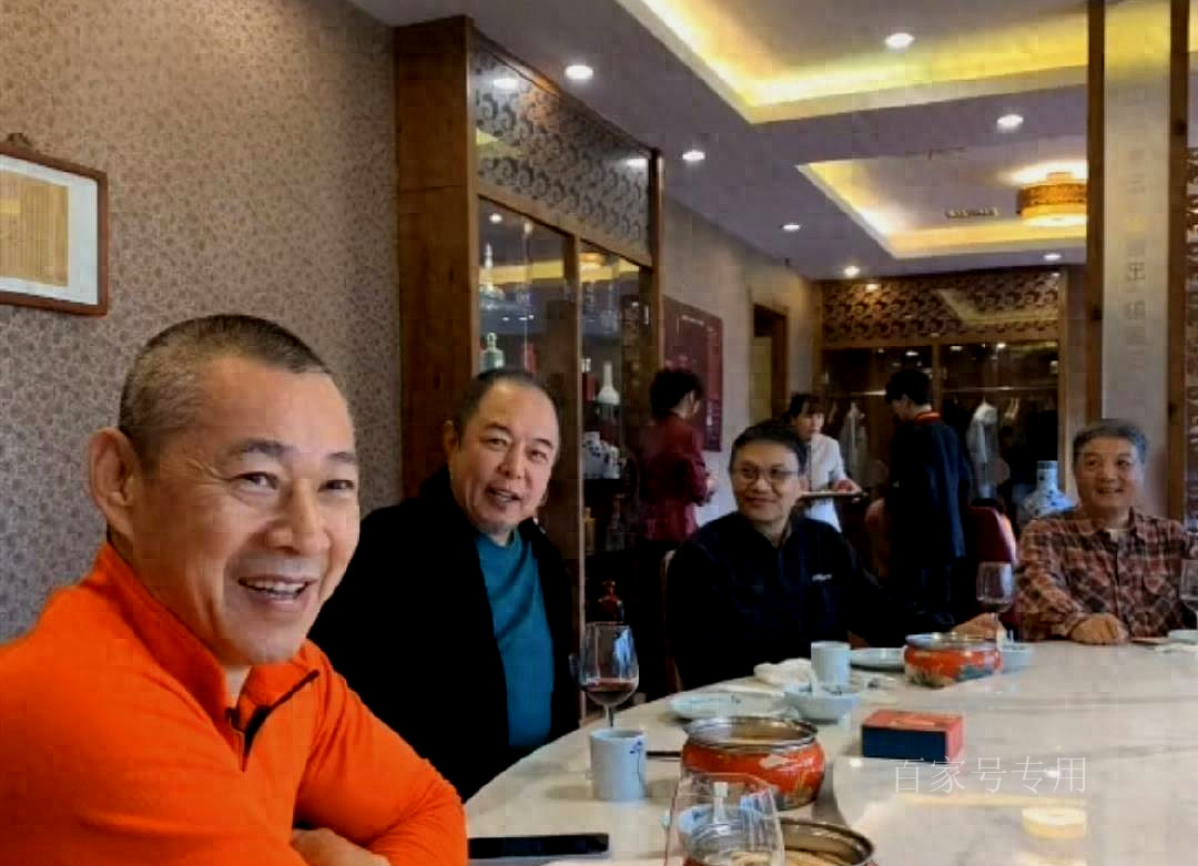 67岁的张丰毅太显年轻了竟将一旁的同班同学张铁林甩了好几条街