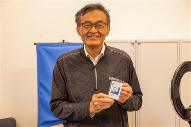 57年来第一位华人CEO！Intel第九任CEO陈立武上岗：晒工牌笑容满面