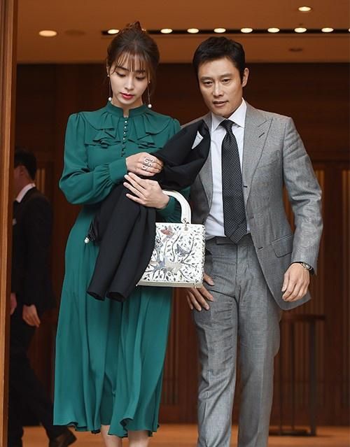 53岁李秉宪再当爸,41岁娇妻拼二胎,老公9年前被两女子拍照胁迫