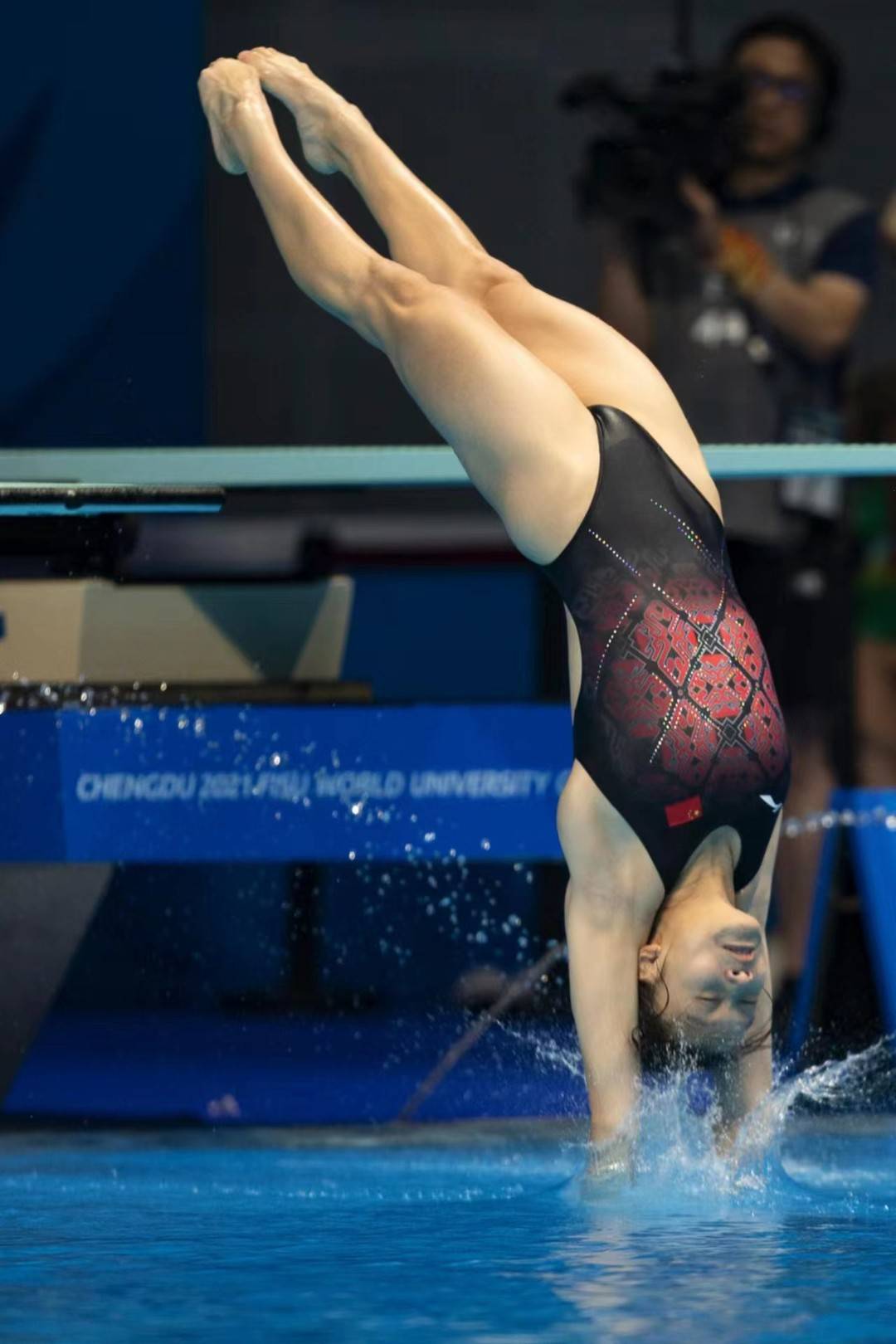 四川自贡选手陈佳夺得成都大运会女子1米跳板金牌,王壹获得银牌