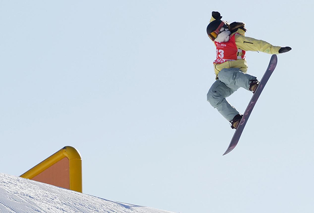 "十四冬"单板滑雪公开组女子坡面障碍技巧赛四川队何廷佳夺冠